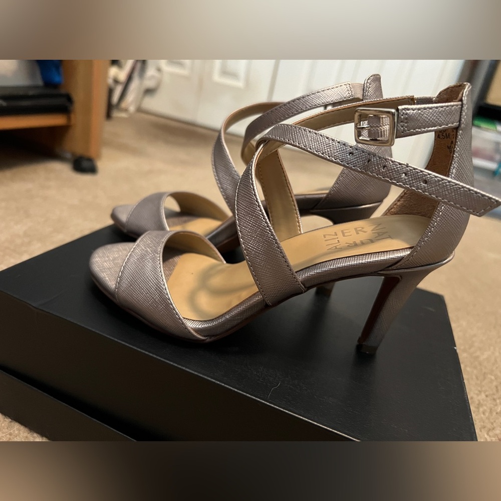 Naturalizer Kyra Silver sandal pumps size 4.5